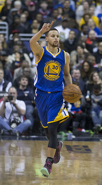 Stephen_Curry_dribbling_2016