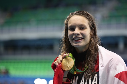 Penny Oleksiak with gold medal