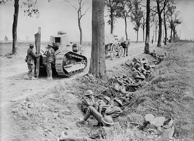Canadian_troops_on_Arras-_Cambrai_road-1918