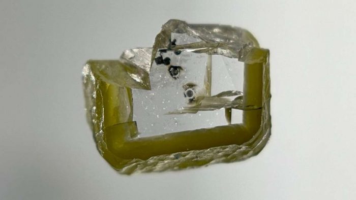 Diamond brings deep Earth crystal to the surface
