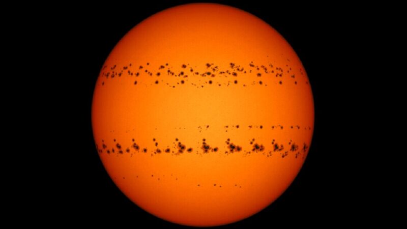 Time-lapse image shows sunspots on the move